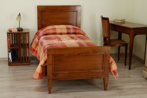 Letto singolo realizzato artigianalmente in legno massello di noce stile classico arte povera